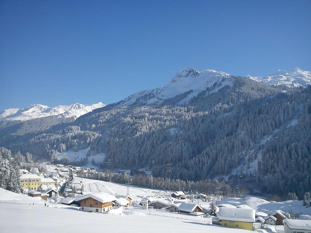 Haus Adrian Lägenhet Wald am Arlberg Exteriör bild